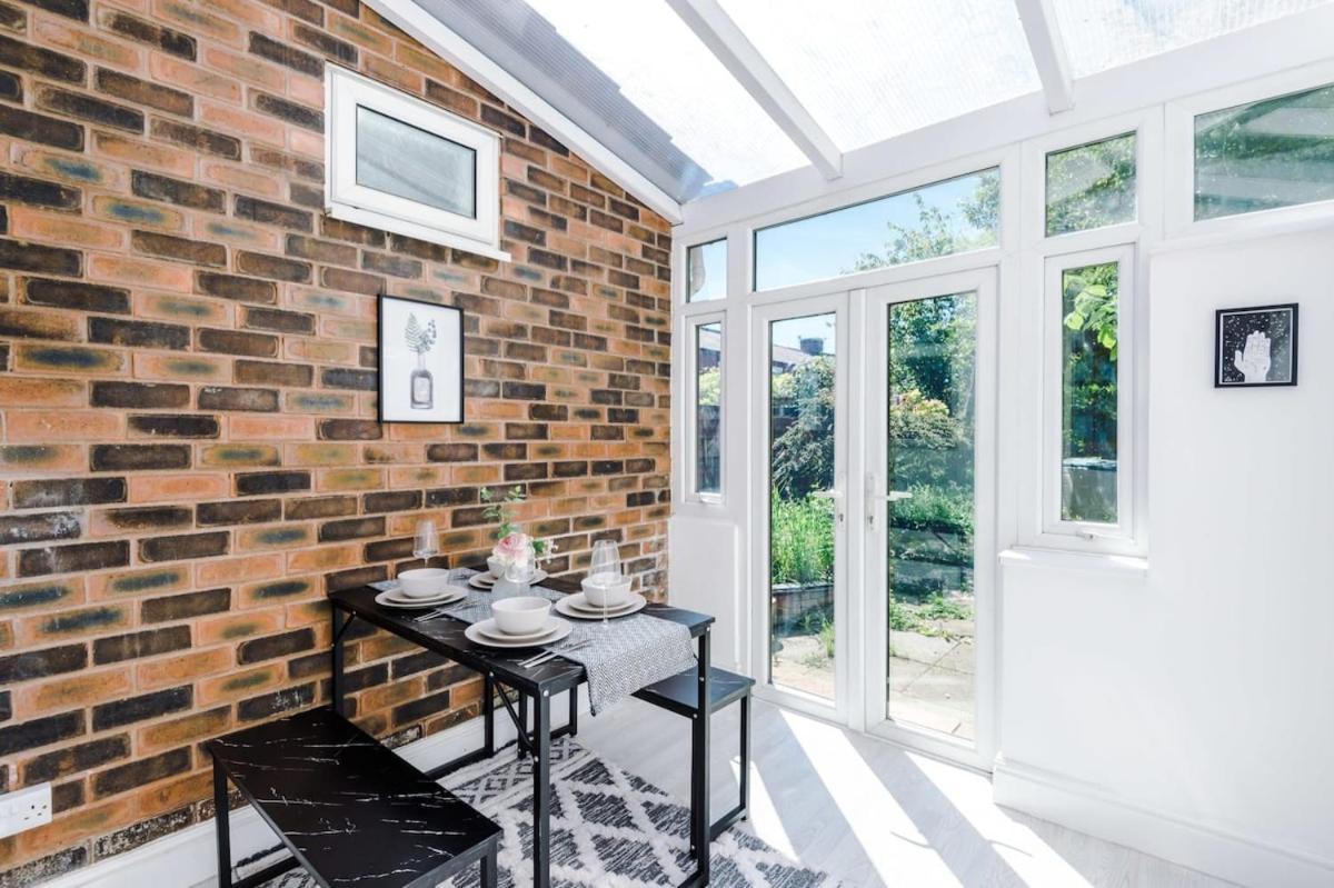 Large 4 Bedroom Home With Free Parking Near Mediacityuk Mánchester Exterior foto